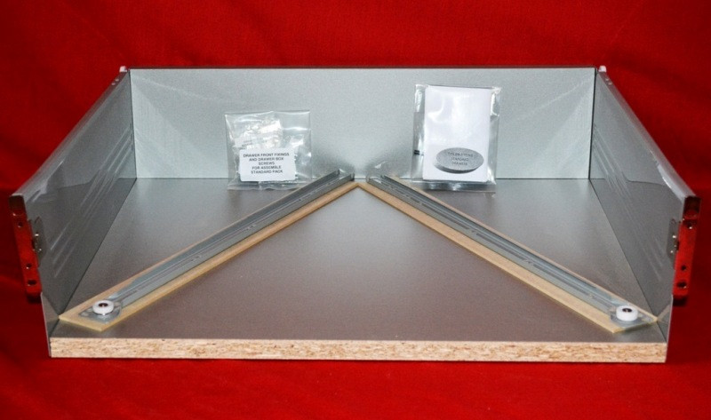 Silver Pan Metal Sided Kitchen Drawer – 350mm D x 150mm H x 900mm W